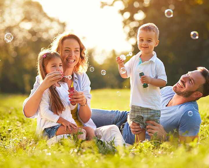 famille homme femme enfant dans la nature