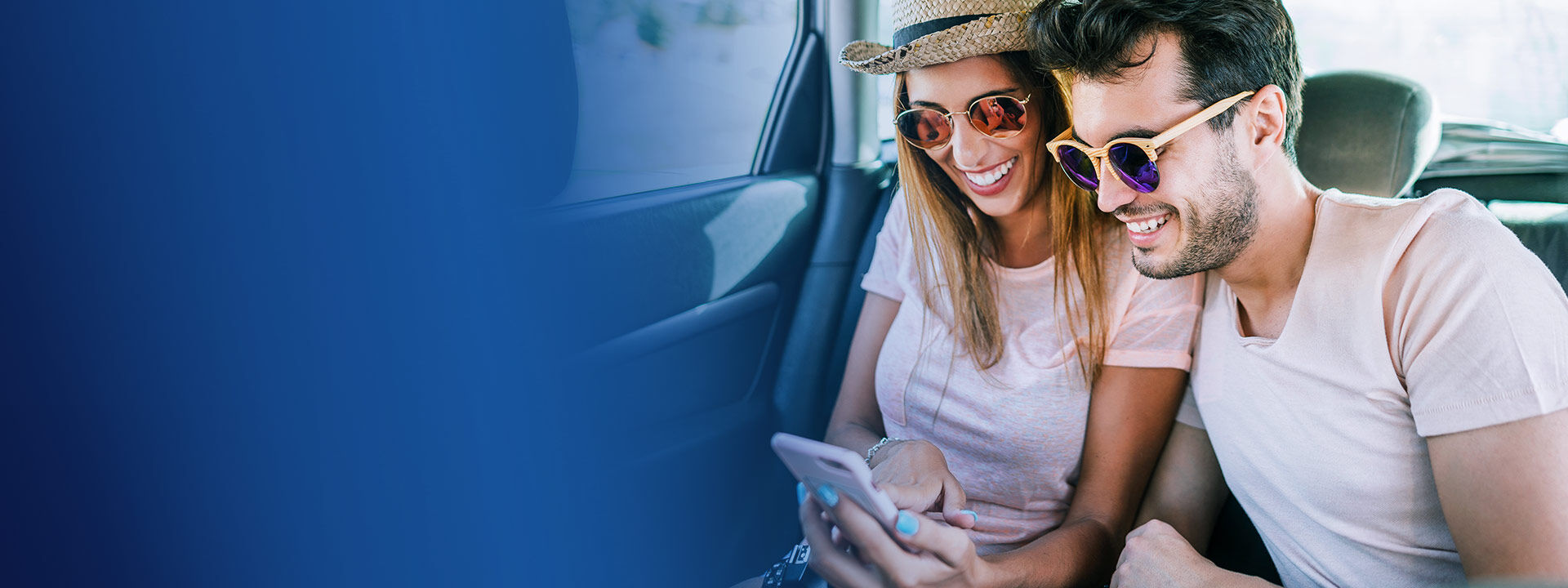 banniere vacances couple homme femme smartphone