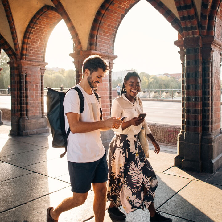 Jeunes amis masculins et féminins marchant sur le sentier en ville