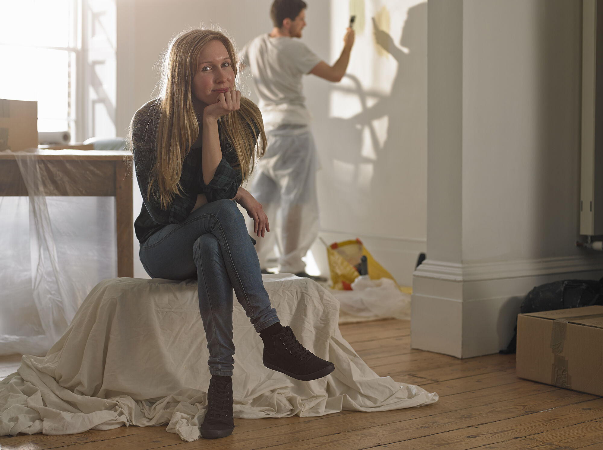 Femme emm&eacute;nageant peintre travaillant