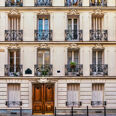 Vue sur la rue de l'élégante façade d'un immeuble ancien dans un quartier résidentiel de Paris. Photo de style vintage