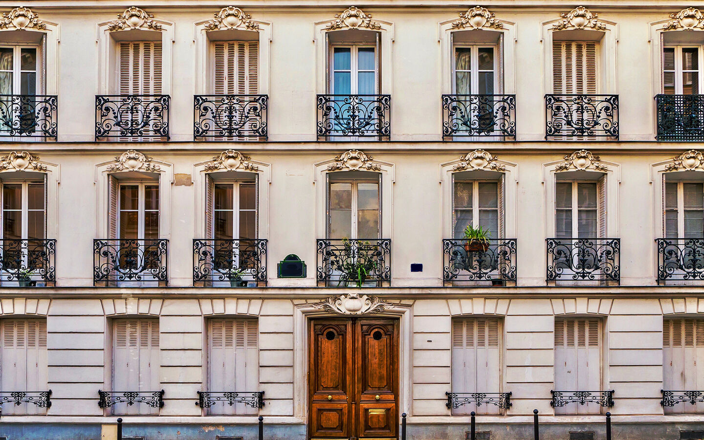 Vue sur la rue de l'élégante façade d'un immeuble ancien dans un quartier résidentiel de Paris. Photo de style vintage