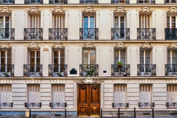 Vue sur la rue de l'élégante façade d'un immeuble ancien dans un quartier résidentiel de Paris. Photo de style vintage