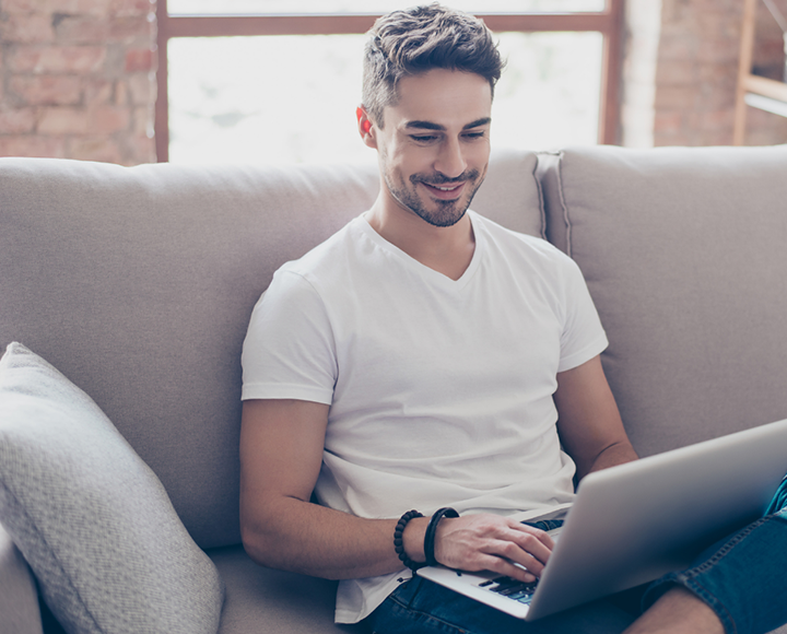 jeune étudiant ordinateur assise salon