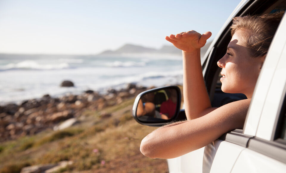 Femme regardant par la fen&ecirc;tre d'une voiture