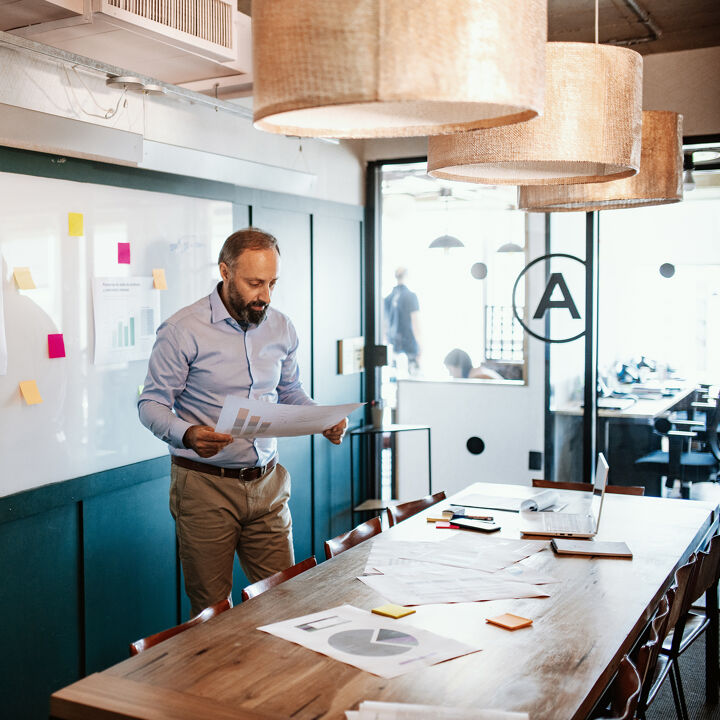 homme entreprise debout bureau