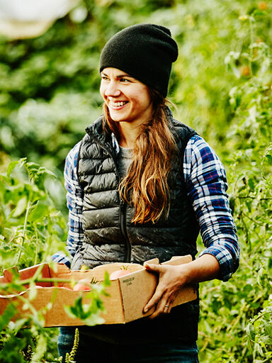Femme agricultrice verger