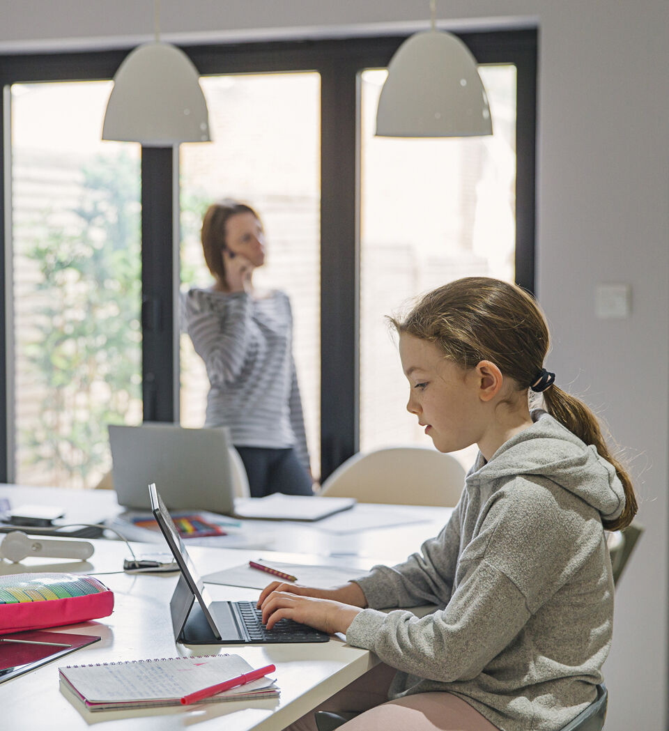 selfcare rentree scolarite mere et fille ordinateur