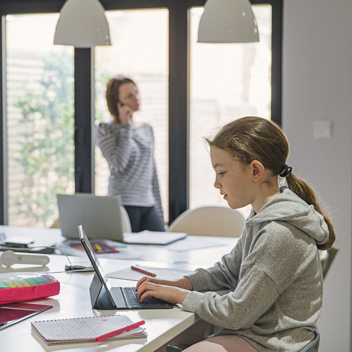 selfcare rentree scolarite mere et fille ordinateur