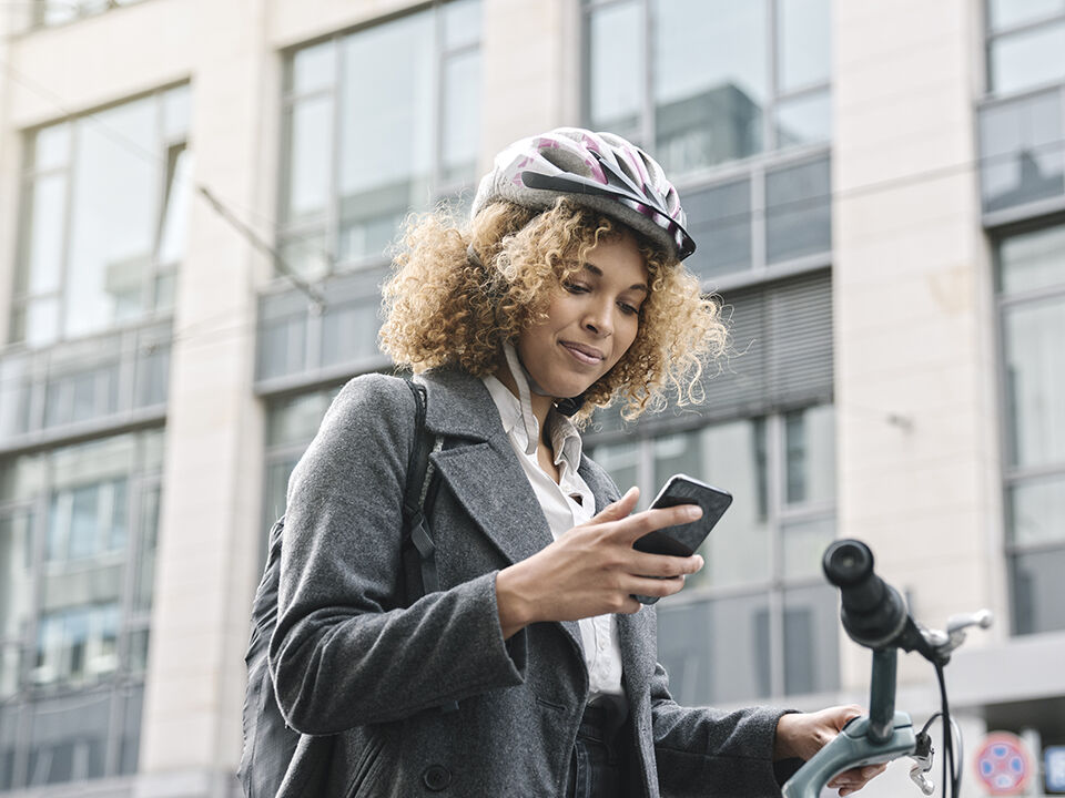 selfcare Activit&eacute; rentree femme bicyclette telephone