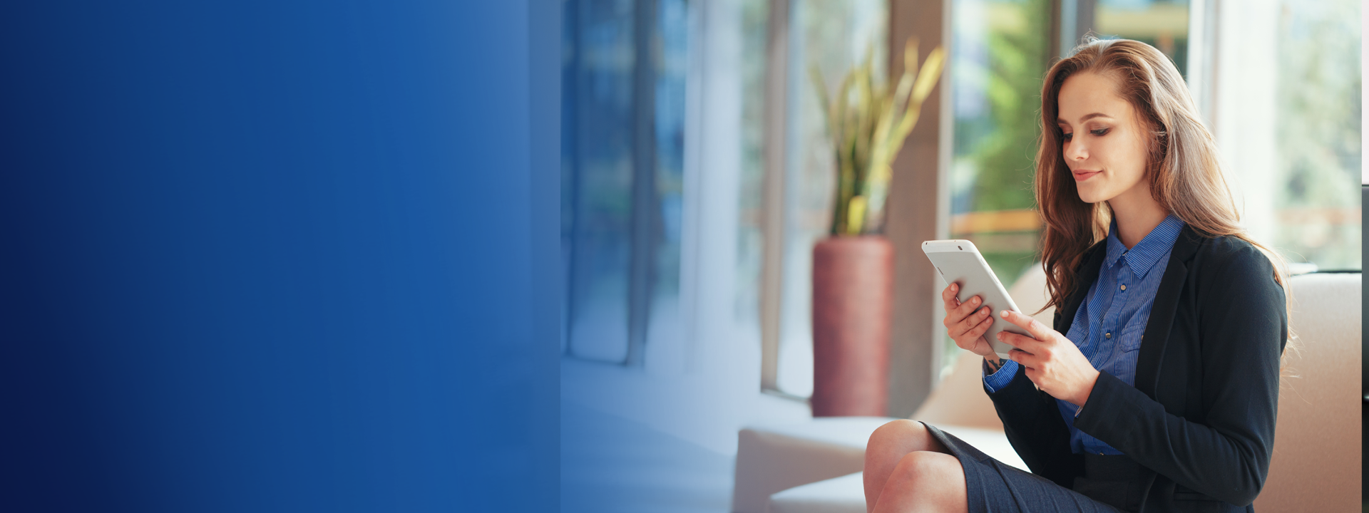 banniere Landing page assurance vie femme assise tablette