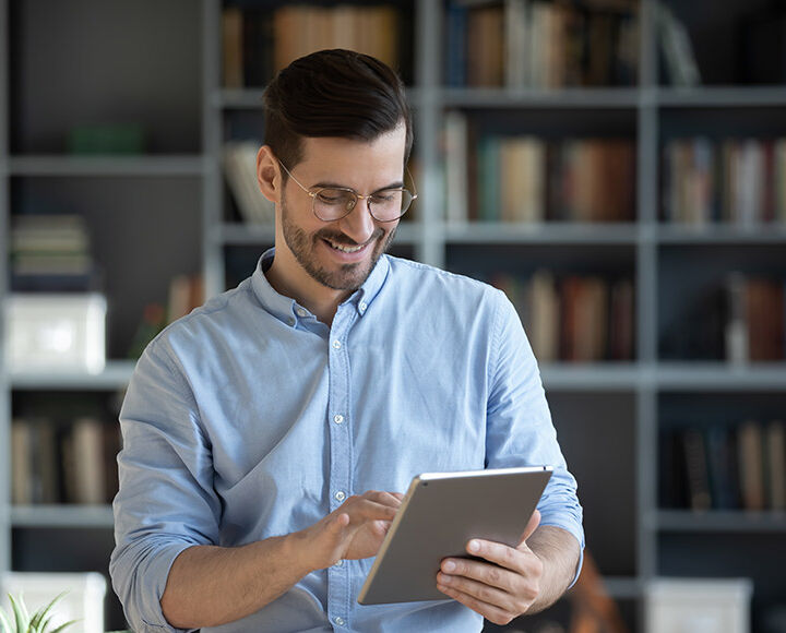 Landing page assurance vie homme tablette bibliotheque