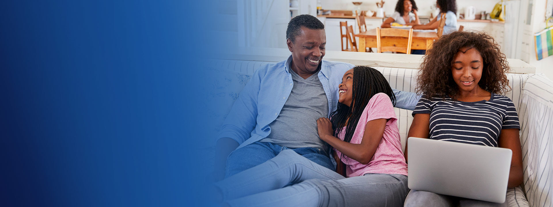 Homme deux fillettes ordinateur banque a distance