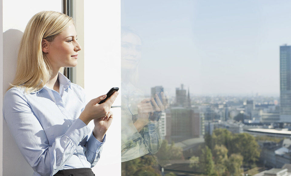 visuel etudiant jeune femme tenant un smartphone