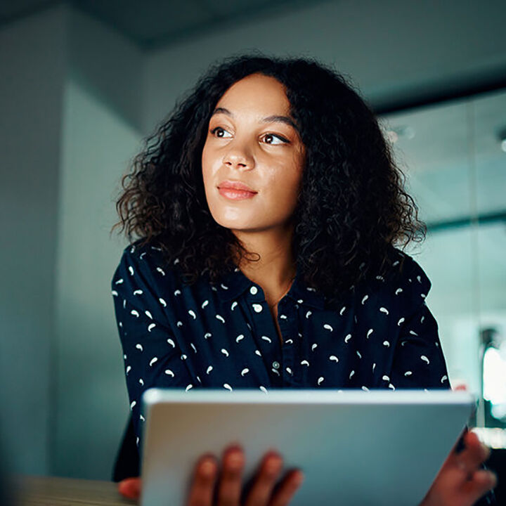 Femme tablette vos solutions pour encaisser decaisser