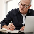 homme bureau ordinateur gestion privée tasse