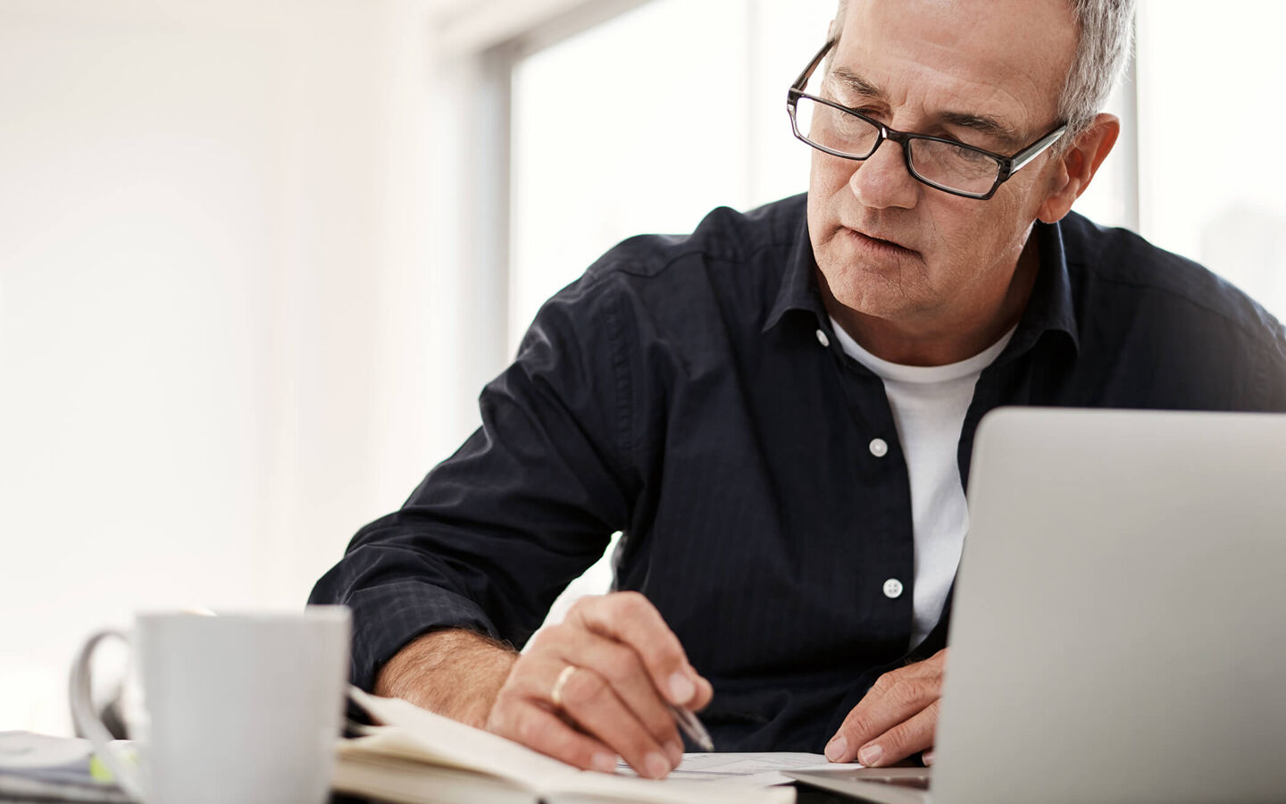 homme bureau ordinateur gestion privée tasse
