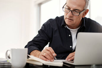 homme bureau ordinateur gestion privée tasse