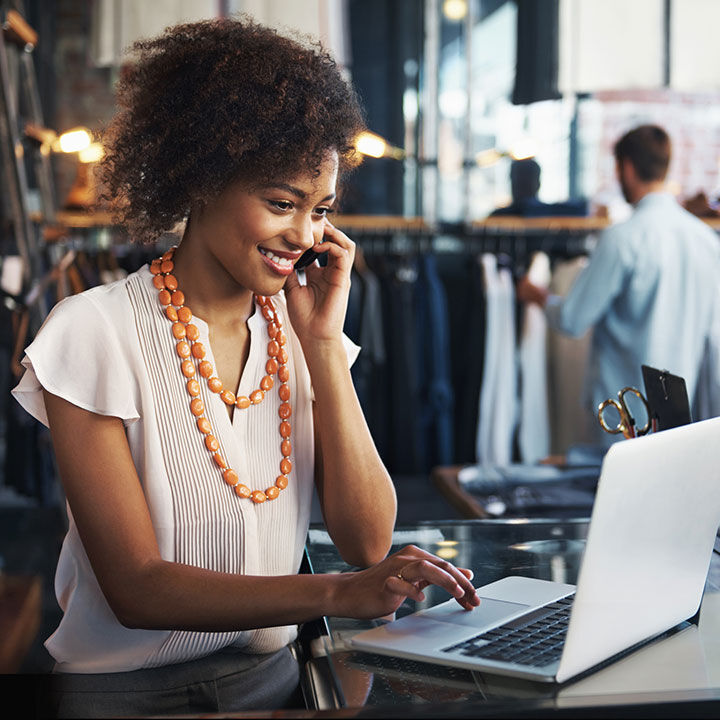 femme magasin ordinateur bureau