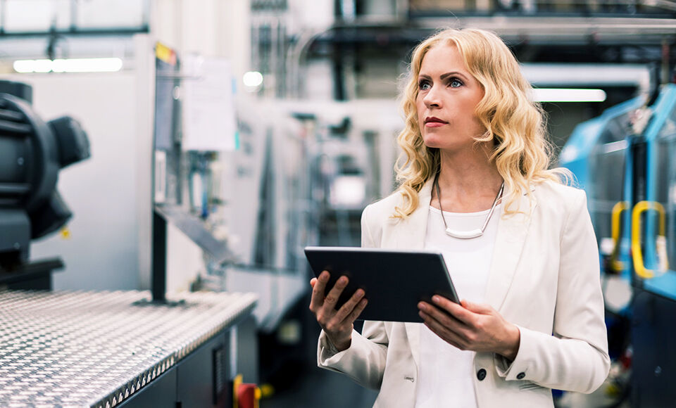 femme en entreprise avec &eacute;quipements