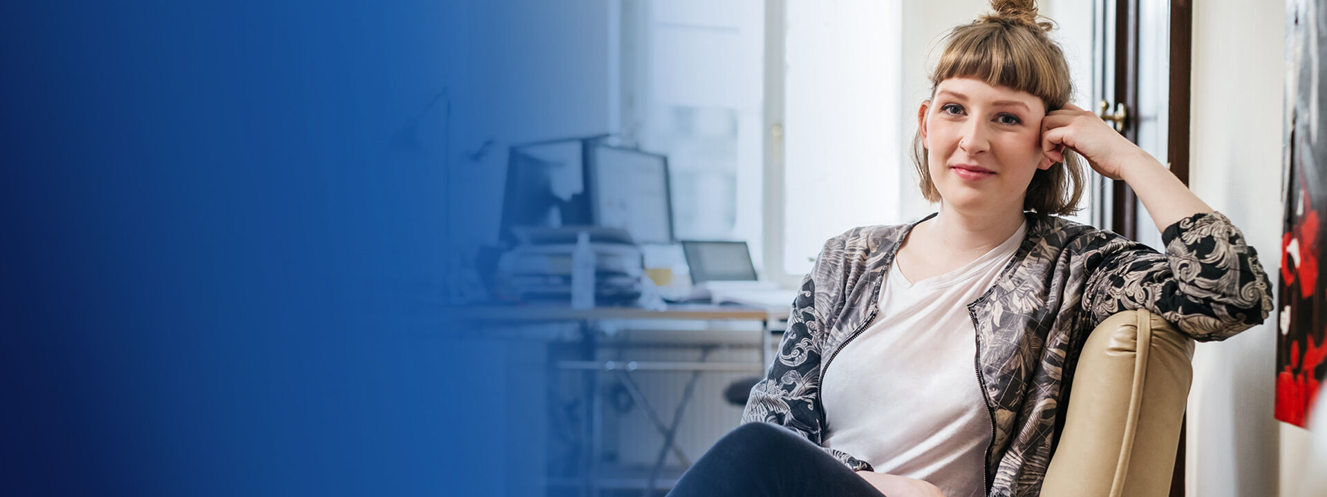 banniere jeune femme active premier emploi