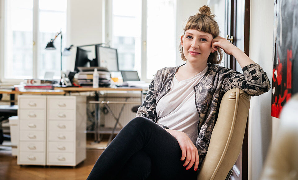 jeune femme active premier emploi