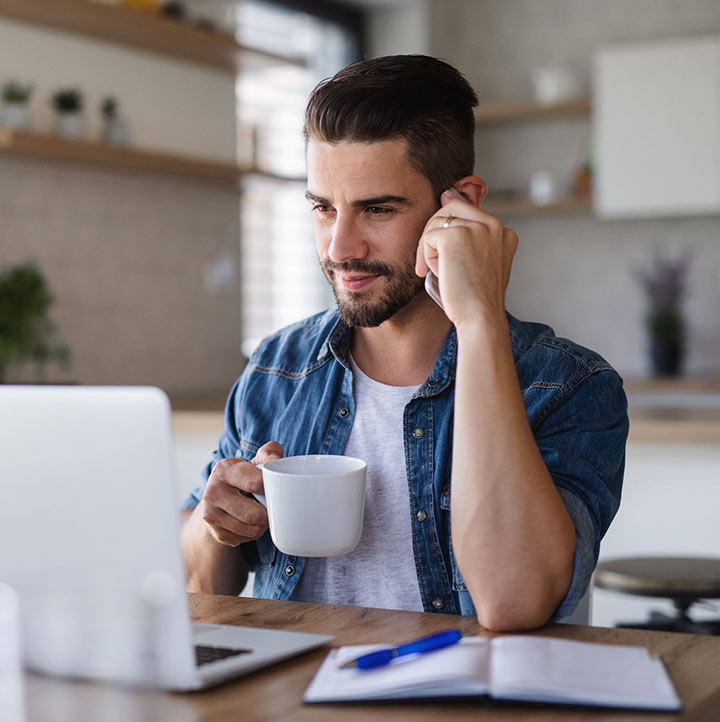 homme ordinateur bureau appartement