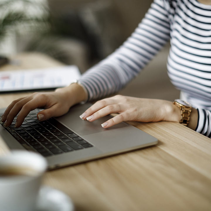 femme ordinateur bureau tasse