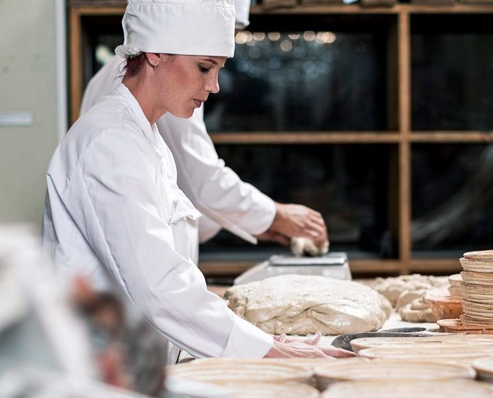 Femme fait de la patisserie