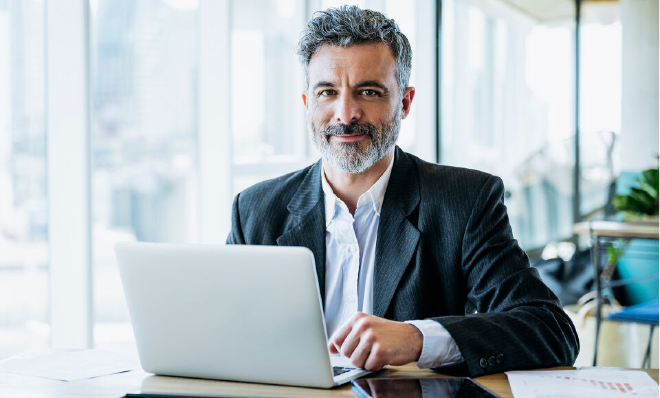 homme ordinateur bureau salarié