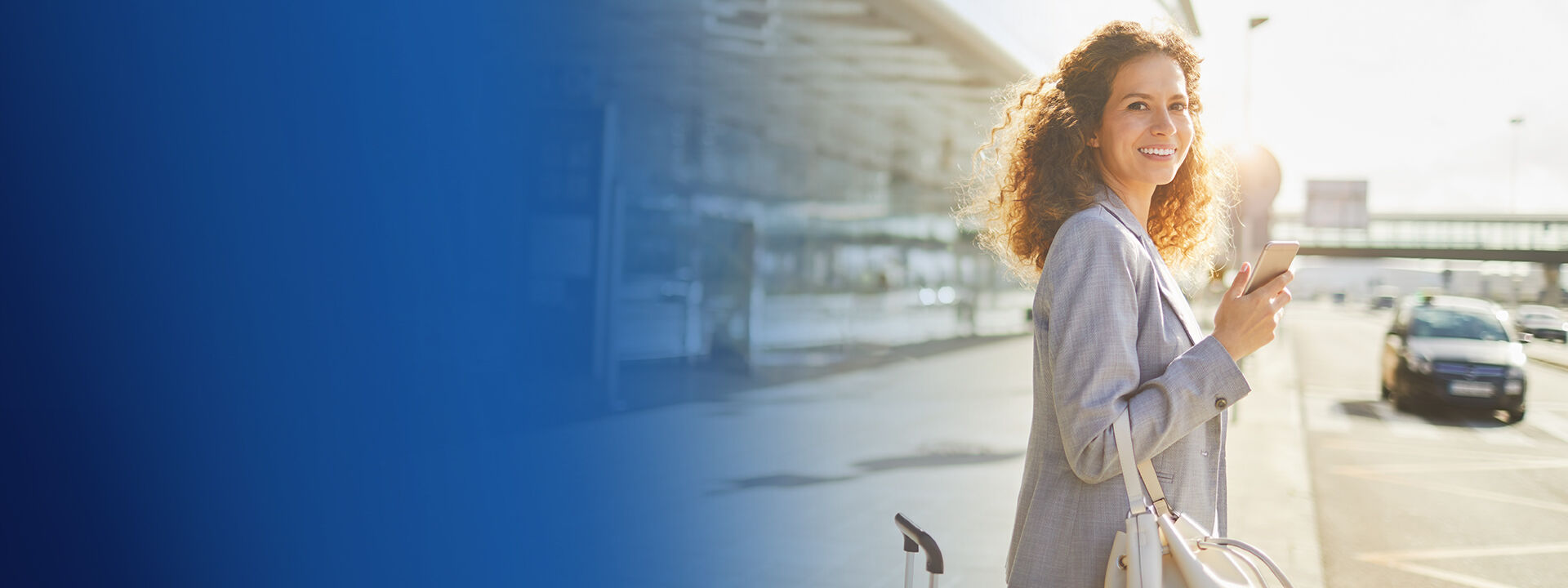 femme téléphone voiture aéroport