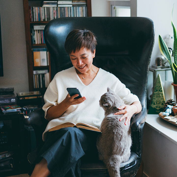 femme canapé téléphone chat