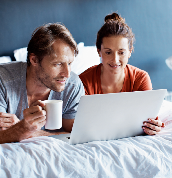 femme homme couple lit ordinateur