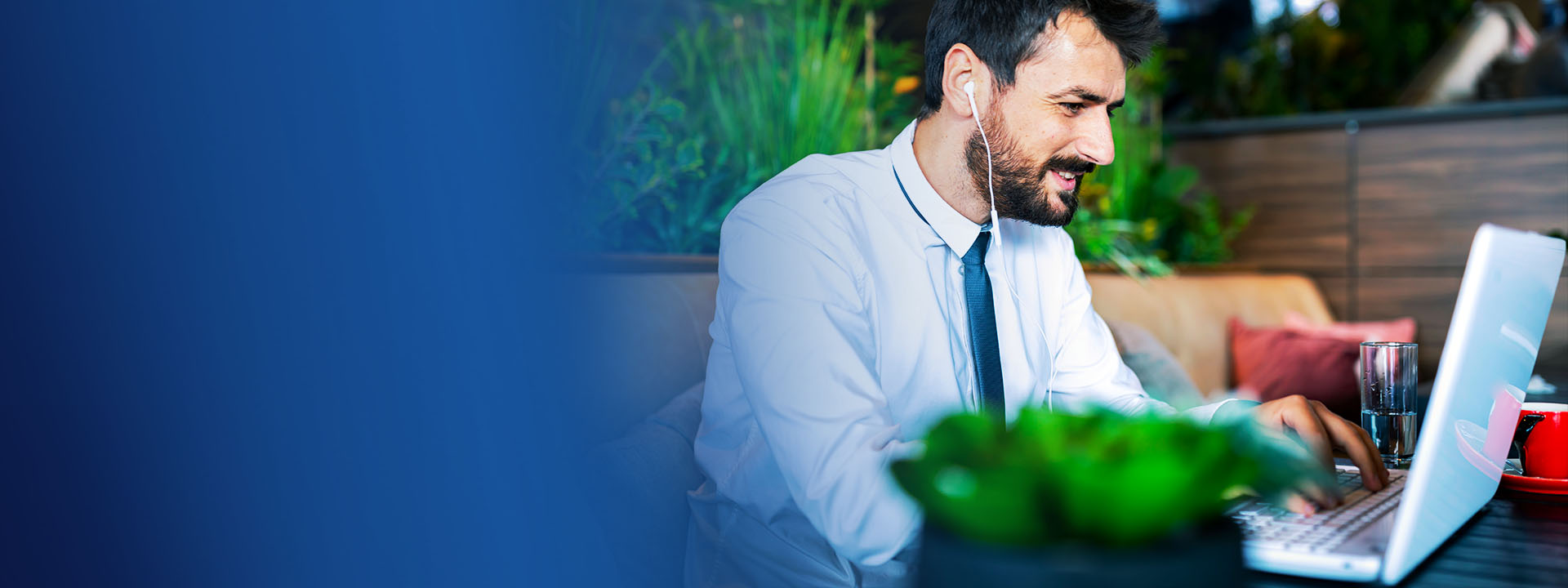 homme ordinateur table jardin