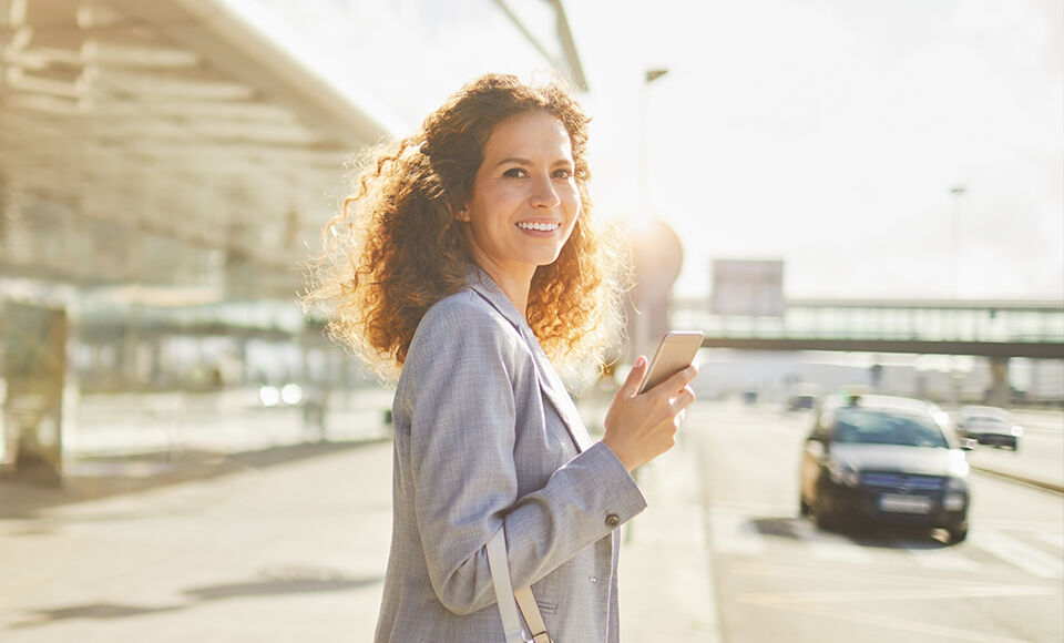 femme a&eacute;roport taxi smartphone