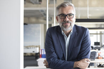 homme costume employé bureau