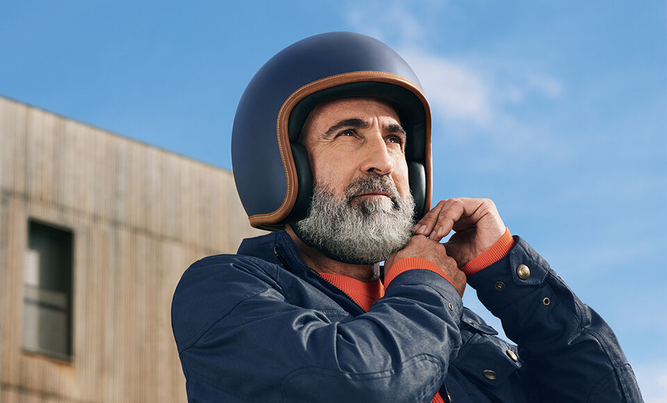 homme casque motard immeuble