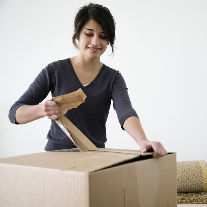 jeune femme carton déménagement logement