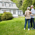 femme homme couple maison jardin