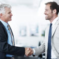 hommes poignée de main salariés dirigeants