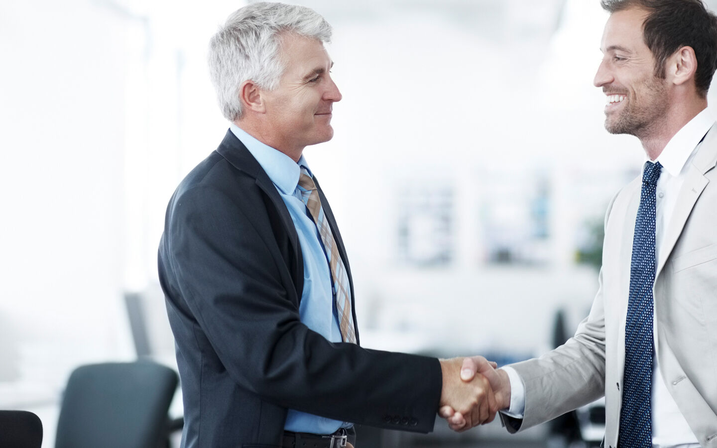 hommes poignée de main salariés dirigeants