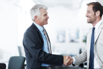 hommes poignée de main salariés dirigeants