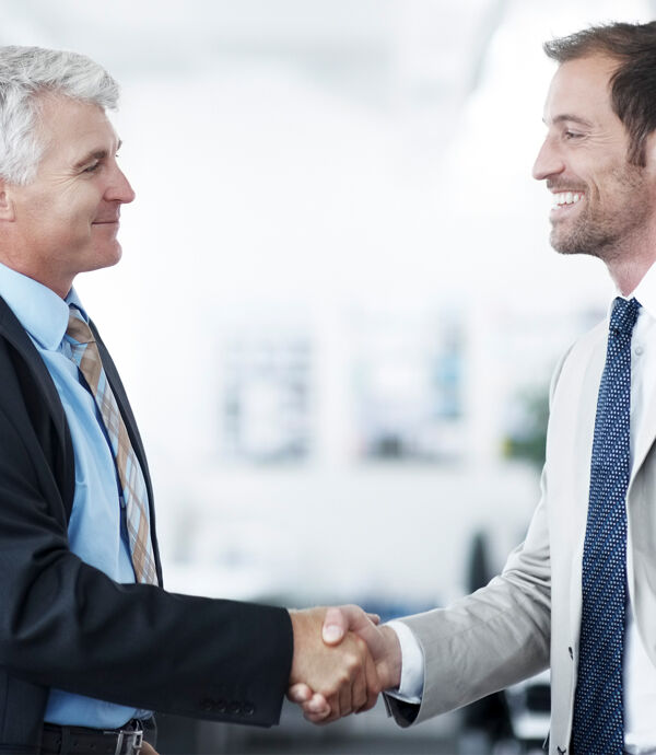 hommes poignée de main salariés dirigeants