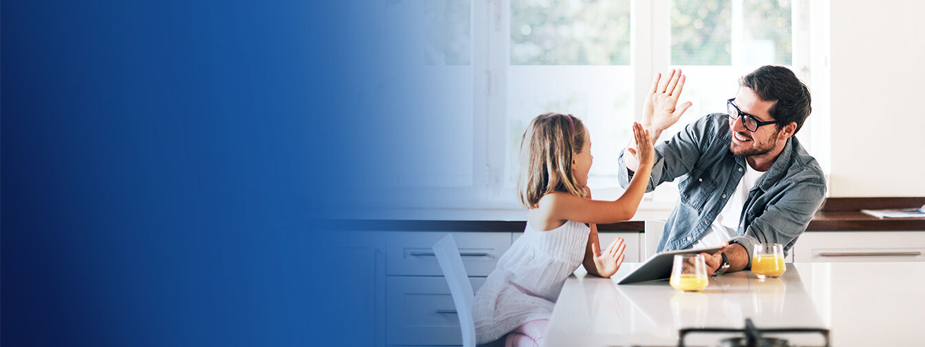 enfant homme cuisine verre livre