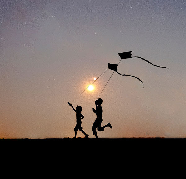 enfants cerf volants coucher de soleil