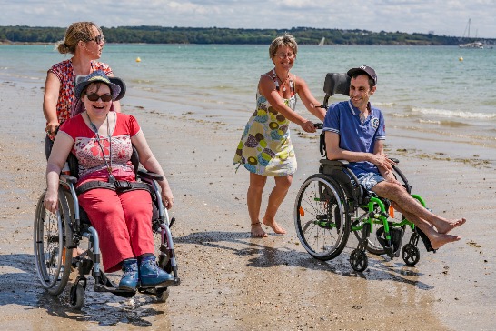 personnes handicap&eacute;es fauteuil roulant plage