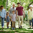 enfants femmes hommes famille foret