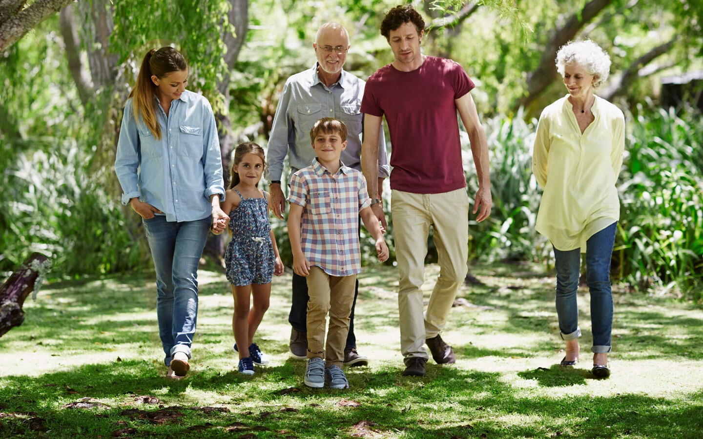 enfants femmes hommes famille foret