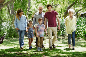 enfants femmes hommes famille foret