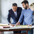 hommes femme bureau construction